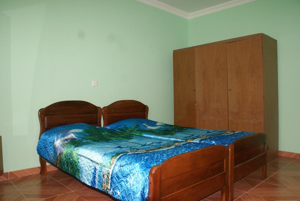 Merabi And Neli Guest House Махинджаури Номер фото