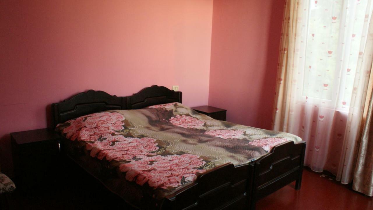 Merabi And Neli Guest House Махинджаури Экстерьер фото